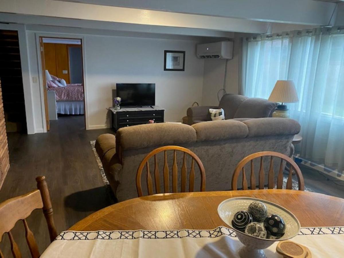 Spacious Lower Level Living For You! Ferienhaus *