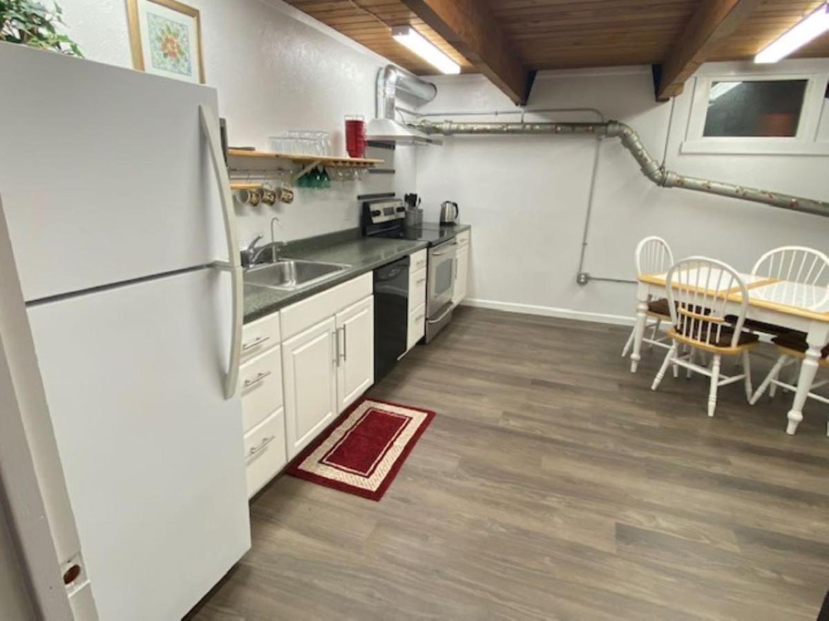 Spacious Lower Level Living For You! Ferienhaus
